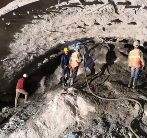 红古隧道拱顶带模注浆料，微膨胀注浆料的特点及施工工艺